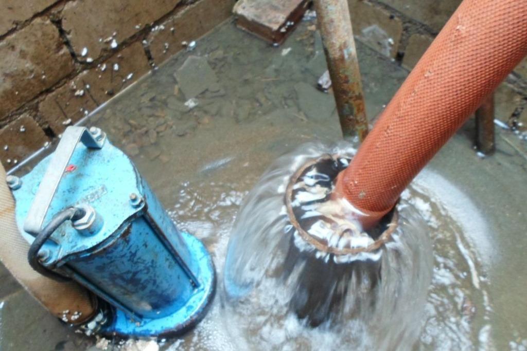 Importancia de la limpieza regular en pozos de bombeo
